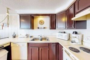Fridge, microwave, oven, stovetop - Oceanside condo near the beach with central AC, balcony, & high-speed WiFi (Ocean City)