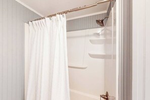 Shower, hair dryer, towels - Oceanside condo near the beach with central AC, balcony, & high-speed WiFi (Ocean City)