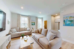 TV, offices - Luxury townhome w/pool & clubhouse access, community dock, kitchen & free WiFi (Berlin)