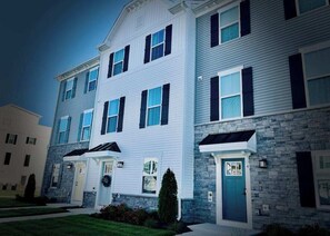 Exterior - Luxury townhome w/pool & clubhouse access, community dock, kitchen & free WiFi (Berlin)
