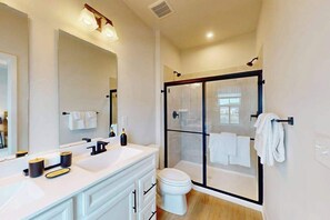 Shower, hair dryer, towels - Luxury townhome w/pool & clubhouse access, community dock, kitchen & free WiFi (Berlin)