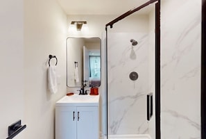 Een douche, een haardroger, handdoeken