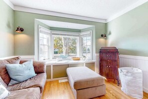 TV, fireplace, offices - Dog-friendly home 5 blocks from the beach with patio, fireplace & prime location (Ocean City)