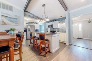 Dining - Dog-friendly home 5 blocks from the beach with patio, fireplace & prime location (Ocean City)