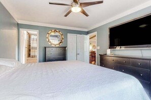 4 bedrooms, iron/ironing board, travel cot, WiFi - Dog-friendly home 5 blocks from the beach with patio, fireplace & prime location (Ocean City)