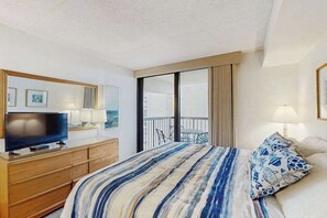 2 bedrooms, iron/ironing board, WiFi, bed sheets - Oceanfront condo with balcony overlooking the beach, pools, tennis & gym (Ocean City)