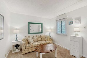 TV, offices - Oceanfront condo with balcony overlooking the beach, pools, tennis & gym (Ocean City)