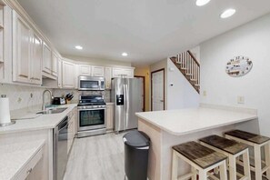 Fridge, microwave, oven, stovetop - Fantastic gem near the beach with fast WiFi, shared pool, grill, central AC & WD (Ocean Pines)