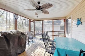 Property grounds - Fantastic gem near the beach with fast WiFi, shared pool, grill, central AC & WD (Ocean Pines)