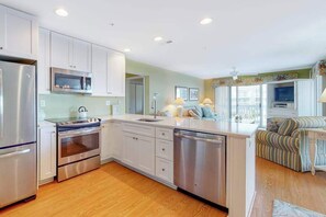 Fridge, microwave, oven, stovetop - Waterfront escape with two pools, outdoor shower, balcony, WiFi & central AC (Ocean City)