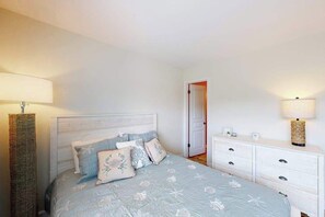 2 bedrooms, iron/ironing board, travel cot, WiFi - Townhome with central AC, washer/dryer, & pool access - close to beach (West Ocean City)