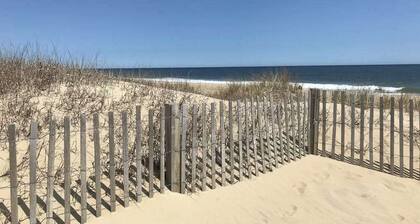 15th-floor beachfront condo with on-site pool, washer/dryer, & AC