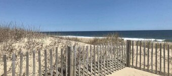 15th-floor beachfront condo with on-site pool, washer/dryer, & AC
