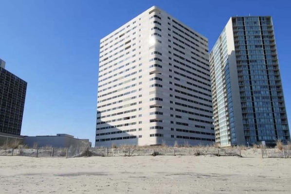 Exterior - 15th-floor beachfront condo with on-site pool, washer/dryer, & AC (Ocean City)