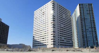 15th-floor beachfront condo with on-site pool, washer/dryer, & AC