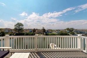 Property grounds - Serene waterfront townhome with dock, balcony, central AC, & washer/dryer (Ocean City)