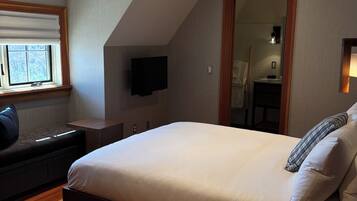 Classic Room, 1 Queen Bed, Park View | Free WiFi