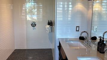 Signature Room, 1 King Bed, Park View | Bathroom | Shower, hair dryer, towels, soap