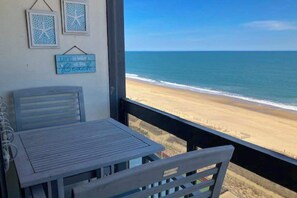 Outdoor dining - Spacious oceanfront condo with shared pools, game room, gym, and beach views (Ocean City)