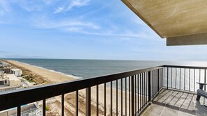 Property grounds - Stunning Oceanfront Condo with Private Balcony, Pools, Game Room & Beach Access (Ocean City)