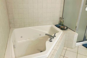 Shower, hair dryer, towels - Sunset Bay I 101 (Ocean City)
