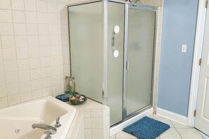 Douche, sèche-cheveux, serviettes fournies