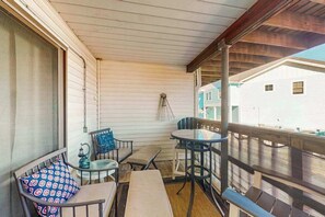 Outdoor dining - Jockey Beach Club 231 (Ocean City)