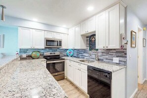 Fridge, microwave, oven, stovetop - Jockey Beach Club 231 (Ocean City)