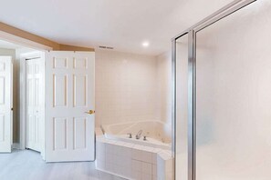 Shower, hair dryer, towels - Spacious condo on the boardwalk & beach w/amazing views, private balcony, A/C (Ocean City)