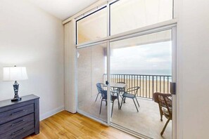 Interior - Spacious Oceanfront - condo on the Boardwalk w/balcony, WiFi, washer/dryer & AC (Ocean City)