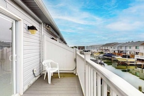 Terrace/patio - Stunning canal front Condo - a short walk to the beach, boardwalk, & parks (Ocean City)