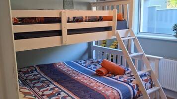 5 bedrooms, iron/ironing board, free WiFi, bed sheets