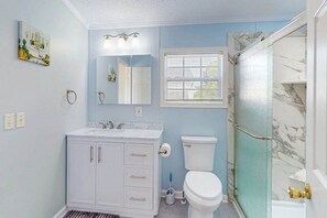 Shower, hair dryer, towels - Charming getaway with modern amenities, tennis court, pool, & private patio (Berlin)