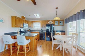 Fridge, microwave, oven, stovetop - Charming getaway with modern amenities, tennis court, pool, & private patio (Berlin)