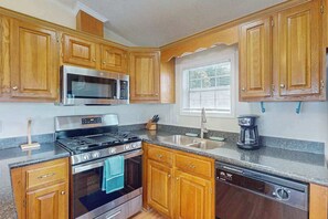 Fridge, microwave, oven, stovetop - Charming getaway with modern amenities, tennis court, pool, & private patio (Berlin)