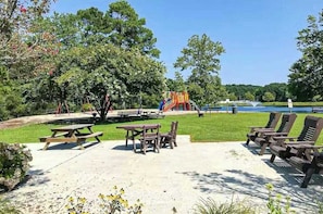 Outdoor dining - Charming getaway with modern amenities, tennis court, pool, & private patio (Berlin)