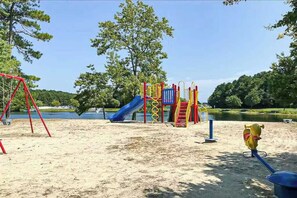 Children’s area - Charming getaway with modern amenities, tennis court, pool, & private patio (Berlin)