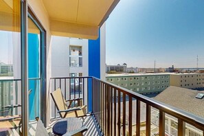 Property grounds - Sunny oceanfront condo with private balcony, ocean views, free WiFi & AC (Ocean City)