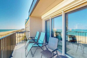 Property grounds - Sunny oceanfront condo with private balcony, ocean views, free WiFi & AC (Ocean City)