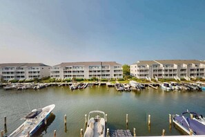 Marina - Serene Canal front condo w/Balcony, WiFi, AC & community pool access (Ocean City)