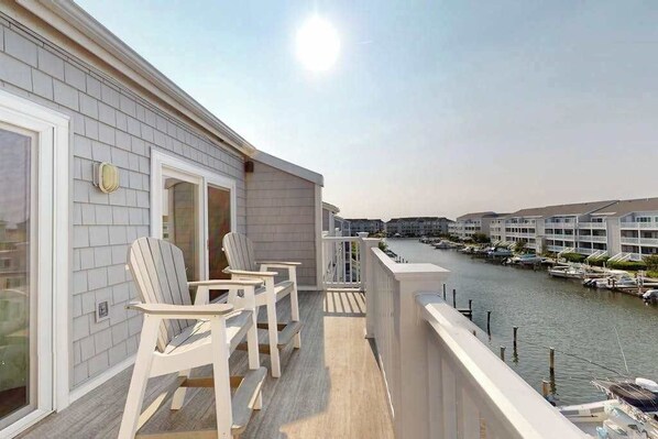 Property grounds - Serene Canal front condo w/Balcony, WiFi, AC & community pool access (Ocean City)