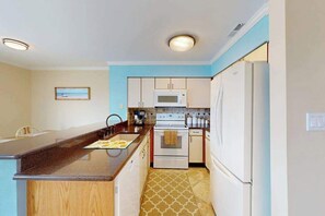 Fridge, microwave, oven, stovetop - Serene Canal front condo w/Balcony, WiFi, AC & community pool access (Ocean City)