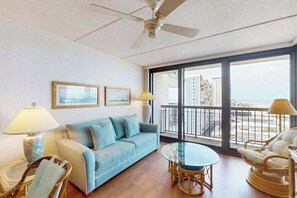 TV, table football, offices - Cozy oceanfront condo with beach views, pools, gym, tennis & sauna (Ocean City)