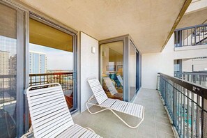 Terrace/patio - Cozy oceanfront condo with beach views, pools, gym, tennis & sauna (Ocean City)