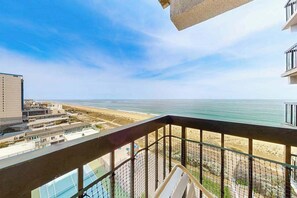 Property grounds - Cozy oceanfront condo with beach views, pools, gym, tennis & sauna (Ocean City)