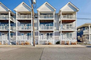 Exterior - Family Townhouse w/3 Private Balconies,Washer/Dryer & Shared Community Pool (Ocean City)