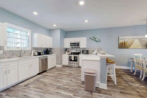 Fridge, microwave, oven, stovetop - Family Townhouse w/3 Private Balconies,Washer/Dryer & Shared Community Pool (Ocean City)