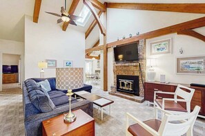 TV, offices - Refreshing home, blocks from the beach w/Central AC, Private Deck & Washer/Dryer (Ocean City)