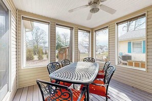 Dining - Refreshing home, blocks from the beach w/Central AC, Private Deck & Washer/Dryer (Ocean City)