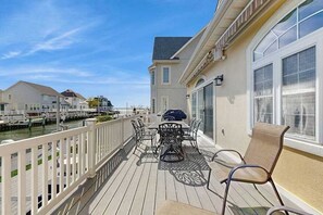 Outdoor dining - Spacious 5 bedroom, waterfront home w/grill, firepit, full kitchen & shared pool (Ocean City)
